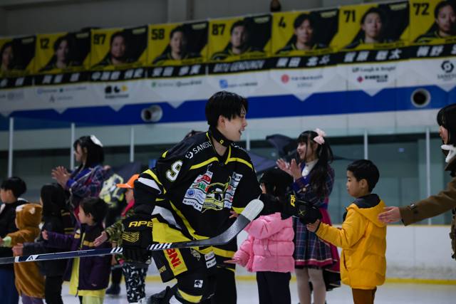 子どもたちとハイタッチする選手