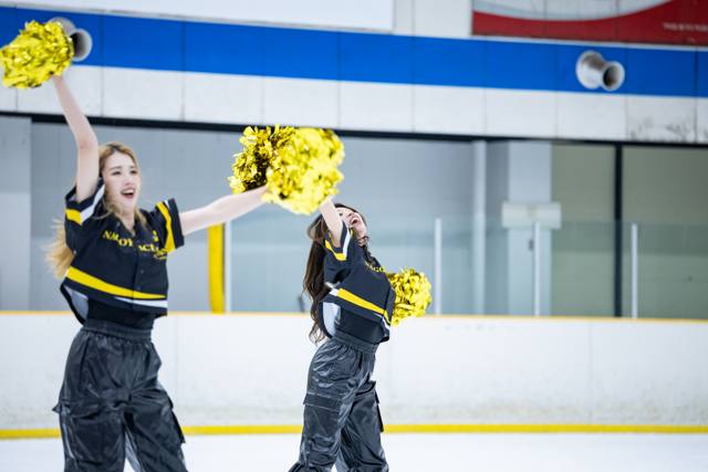 ポンポンで盛り上げるNAGOYA ICE CREW