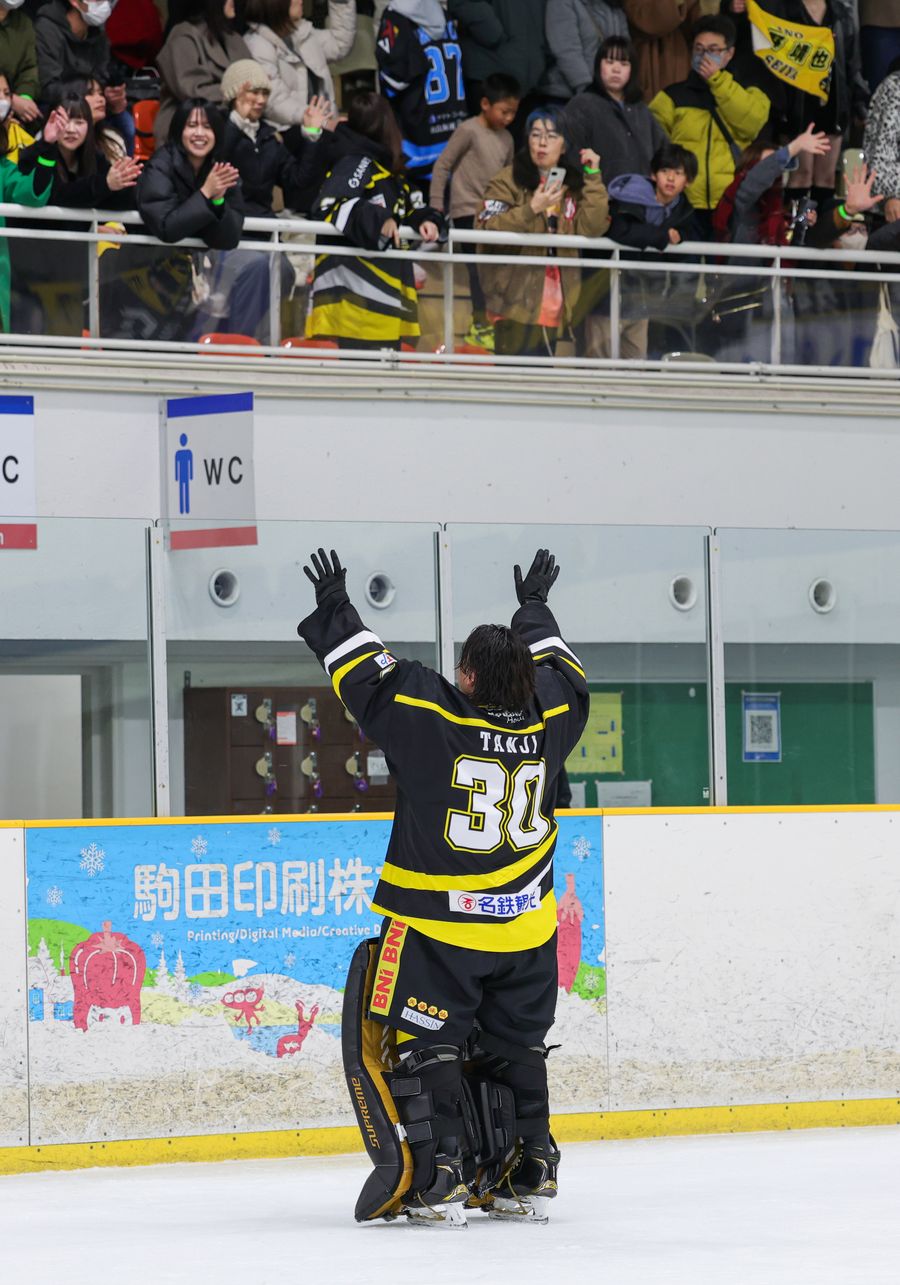 試合後、スタンドの声援に両手を上げて応える丹治選手