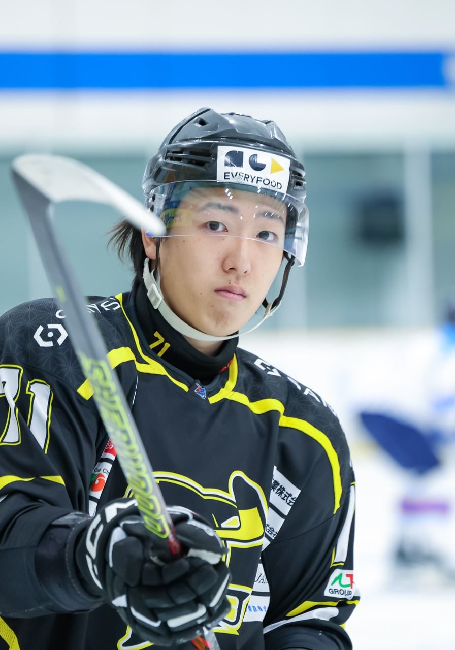 スティックを手に試合に臨む菅原選手